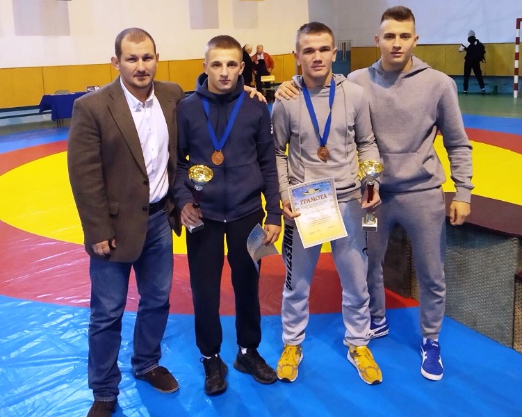 Олег Щур (другий зліва) і Андрій Антонюк (третій зліва) зі своїм наставником